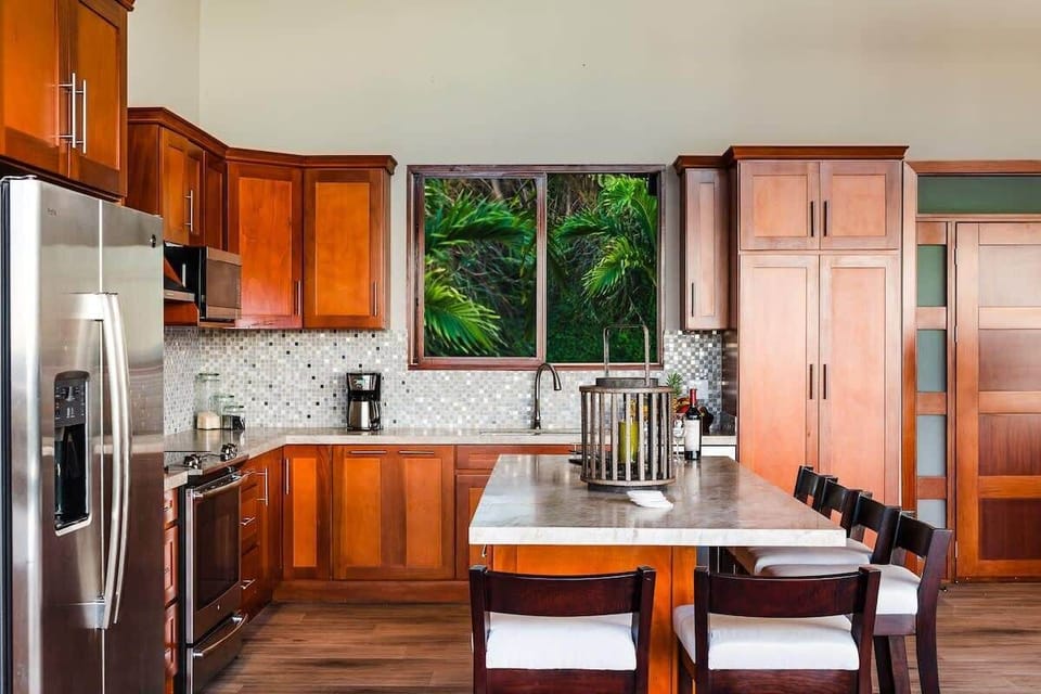 Gourmet kitchen, fully stocked, breakfast bar