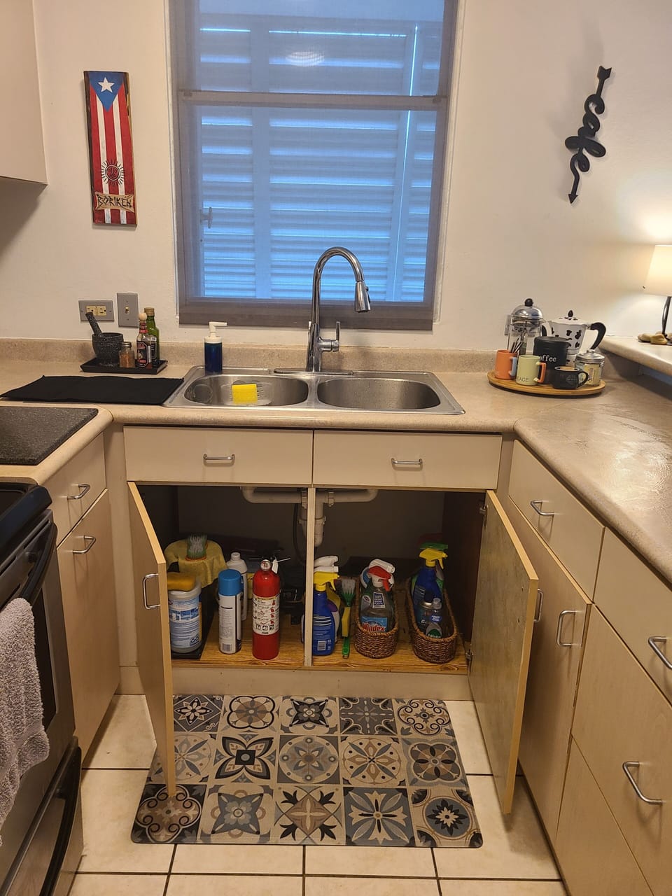 Kitchen extintor and cleaning products 