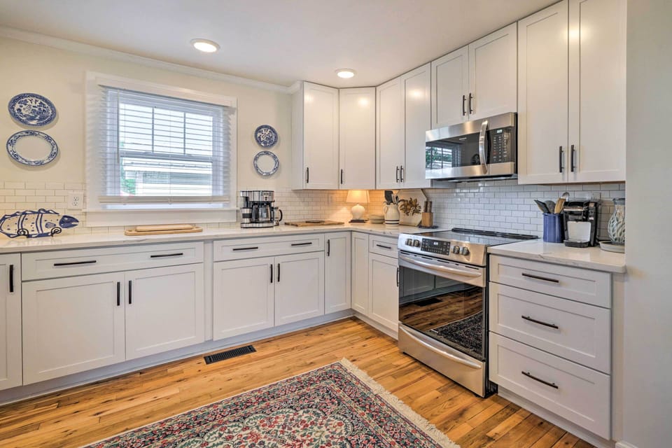 Kitchen | Cooking Basics | Coffee Maker | Paper Towels/Trash Bags Provided