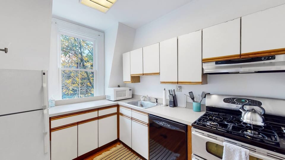 Full Kitchen, Plenty of counter space 