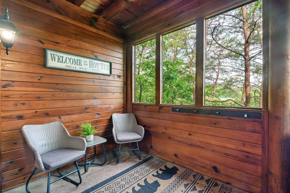 Mail level Balcony with Hut Tub