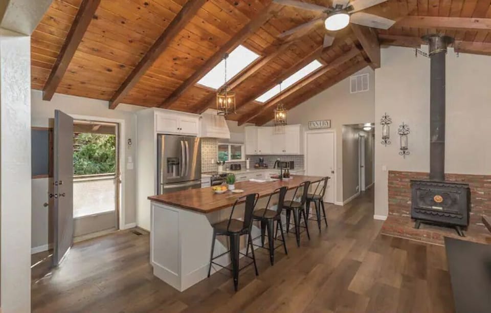 Gourmet kitchen & spacious island