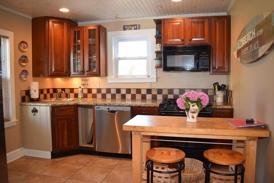 Fully equipped kitchen with cozy breakfast bar