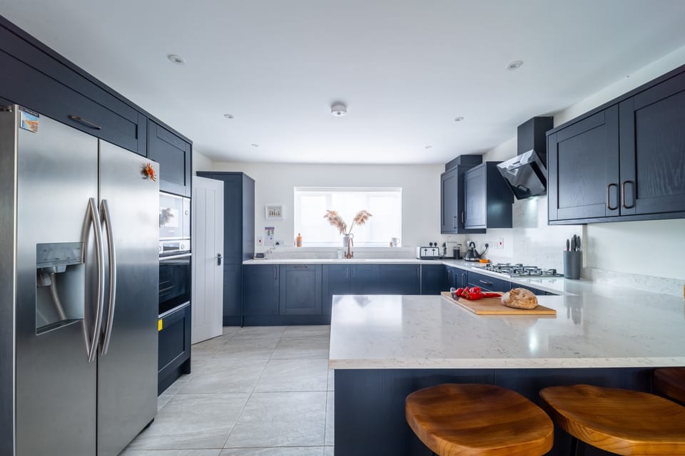 Ground floor: Well-equipped kitchen with breakfast bar
