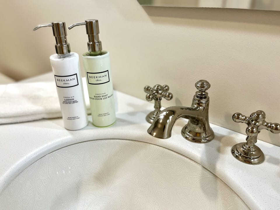 The willis james bedandbreakfast confluence room bath amenities 2
