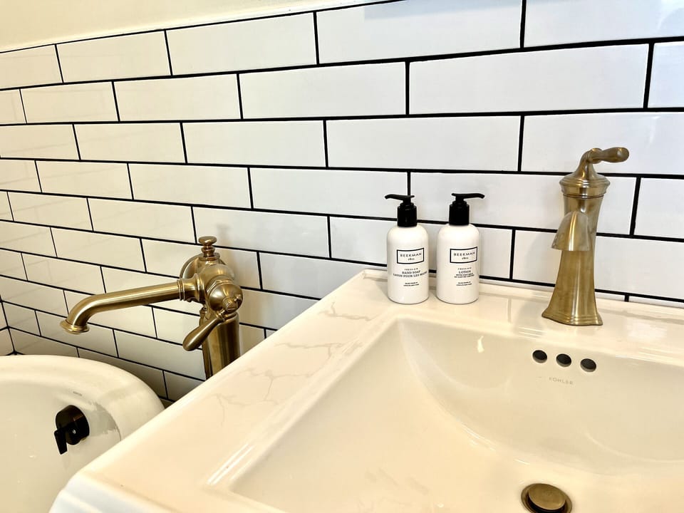 The willis james bedandbreakfast legacy room bath amenities