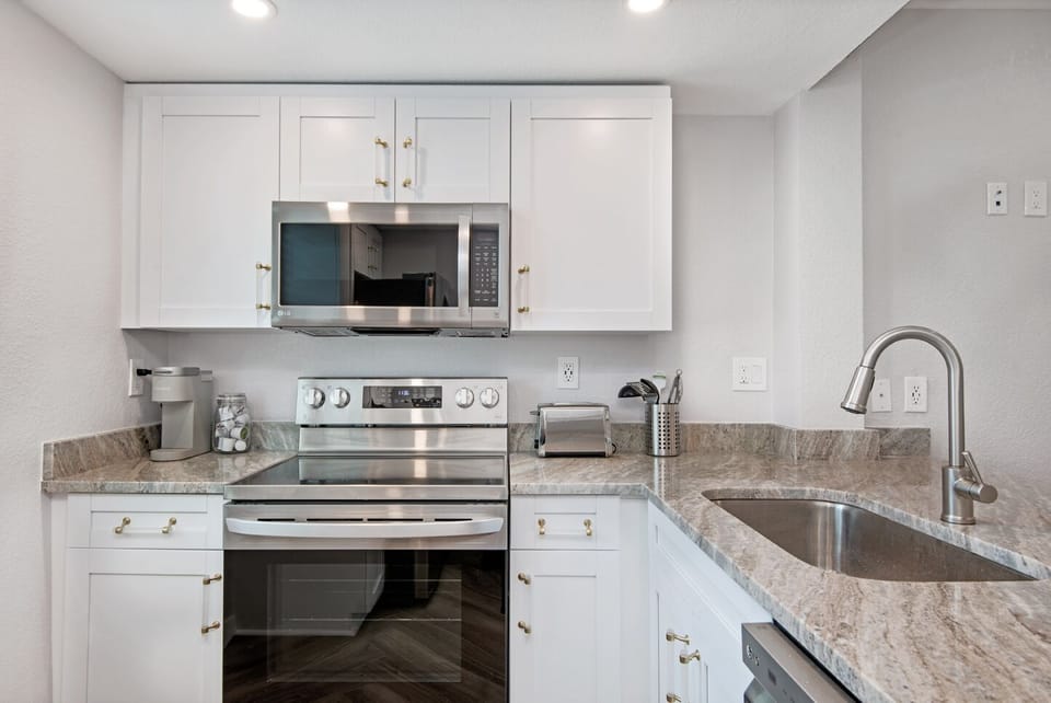 Full kitchen