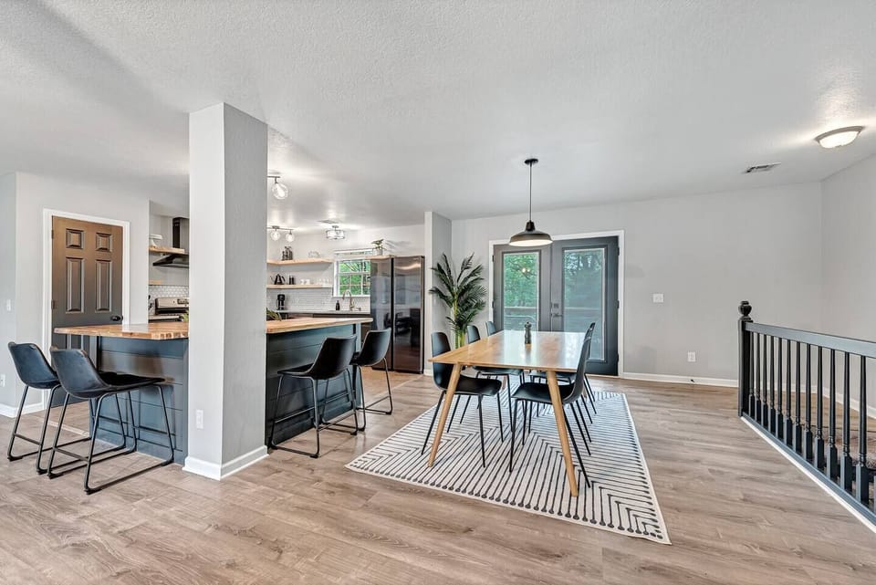Kitchen / Dining Area
