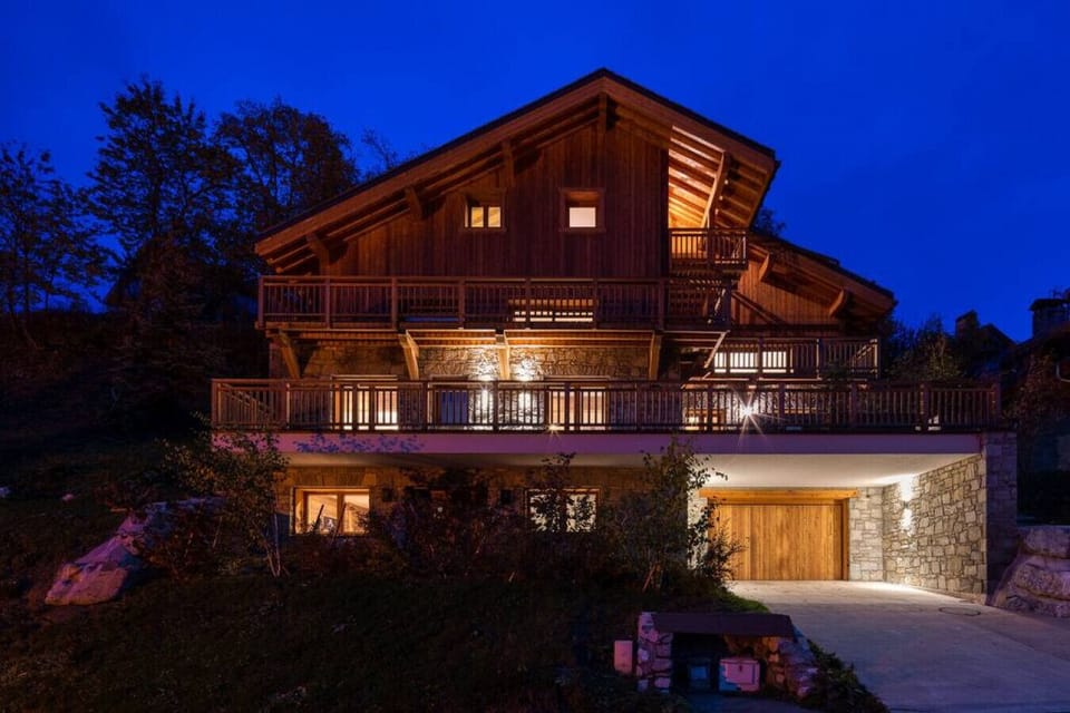 Vue extérieure de nuit