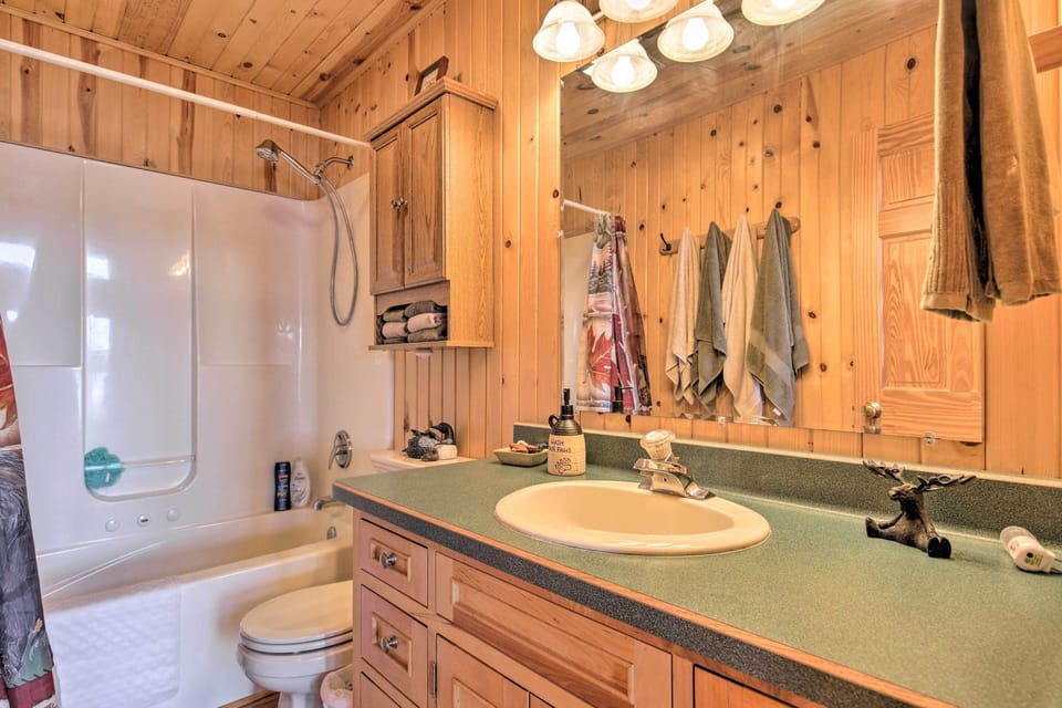 Full Bathroom | 1st Floor | Complimentary Toiletries | Hair Dryer