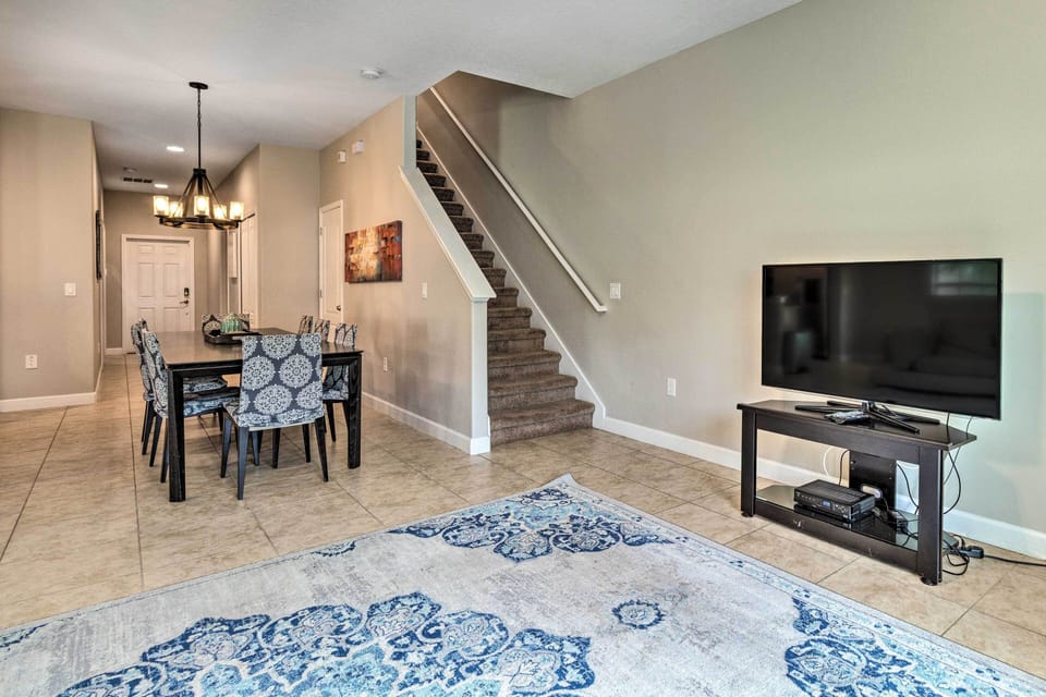 Dining Area | Central Air Conditioning