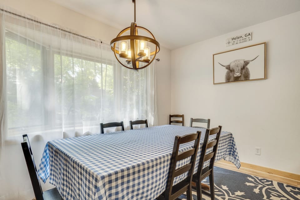 Dining Table | Dishware/Flatware Provided