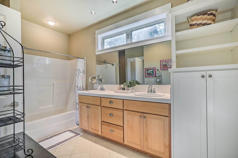 En-Suite Bathroom | Complimentary Toiletries