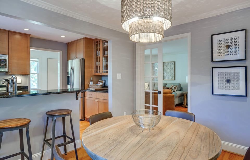 Dining area off kitchen and family room 