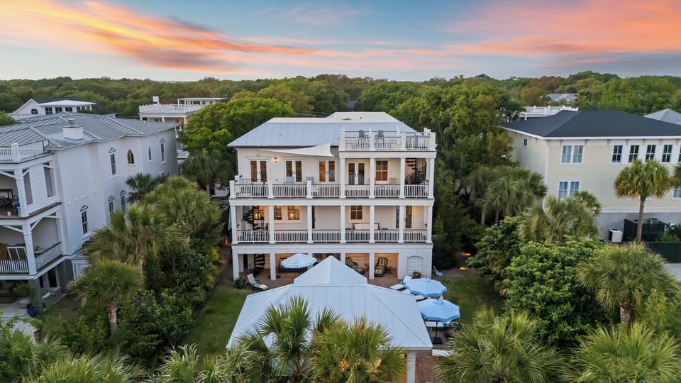 Welcome to this luxury IOP Retreat!