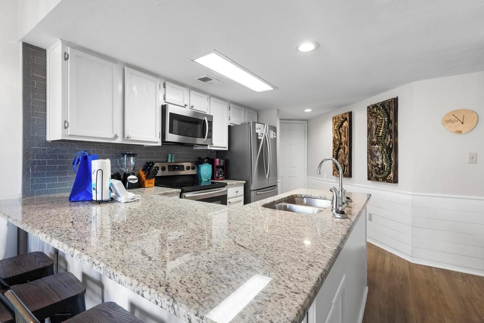 Breakfast bar and kitchen
