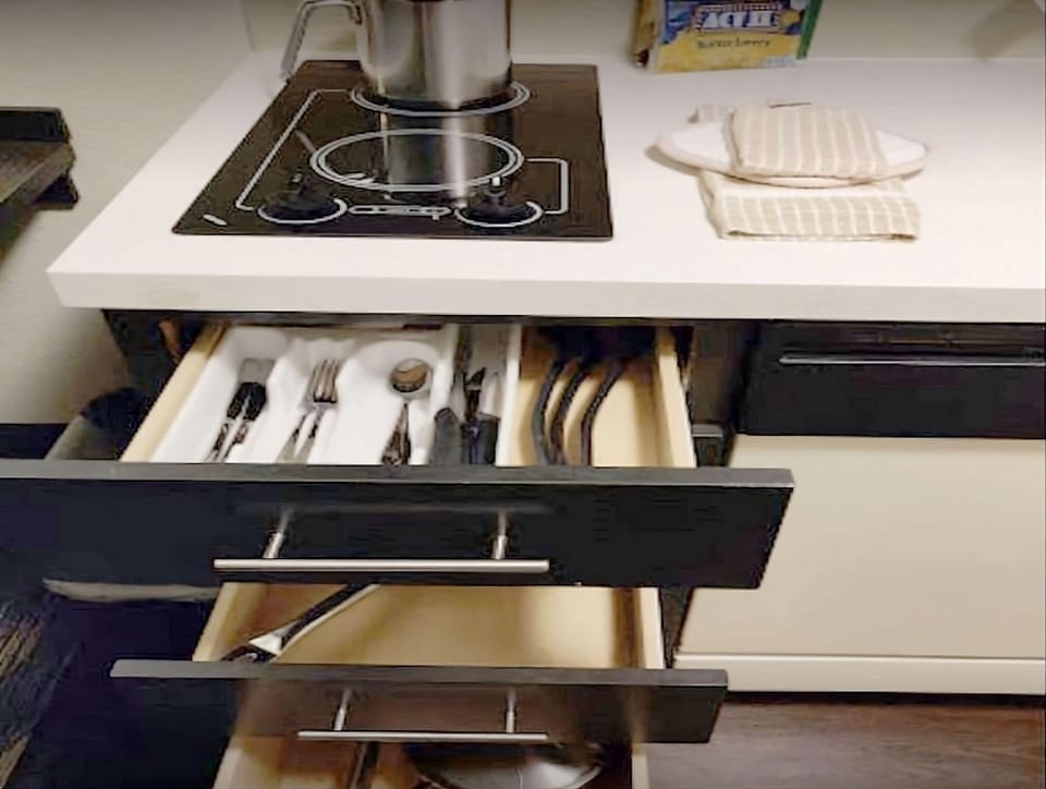 Find handy utensils ready for easy meals and snacks.