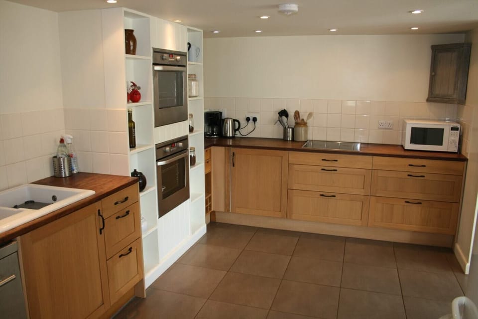 Kitchen with 2 ovens, induction hob, fridge/freezer and microwave