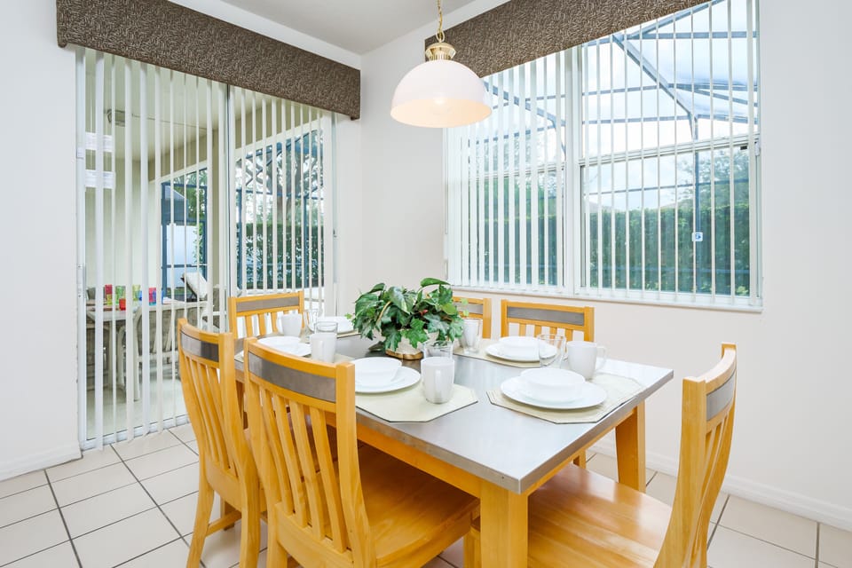 Views and access to the pool from the kitchen