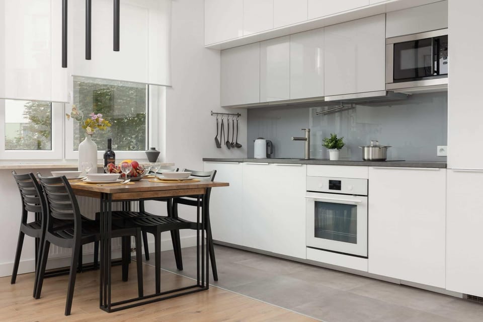 Kitchenette with plenty of kitchen utensils and dishes. 