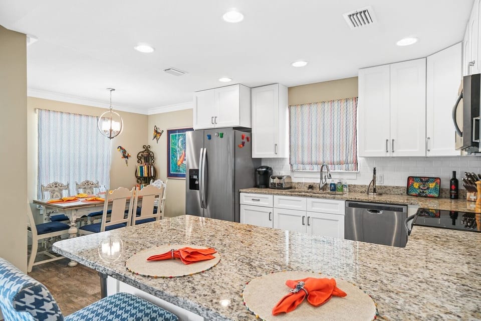 Kitchen with Breakfast Bar