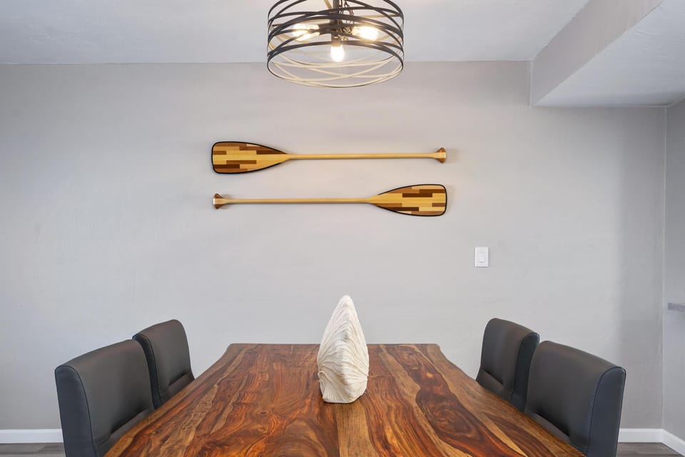 Dining area between kitchen and living area 