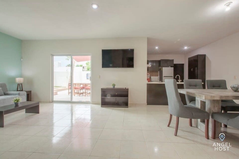 Spacious open floor plan w/direct access to outside