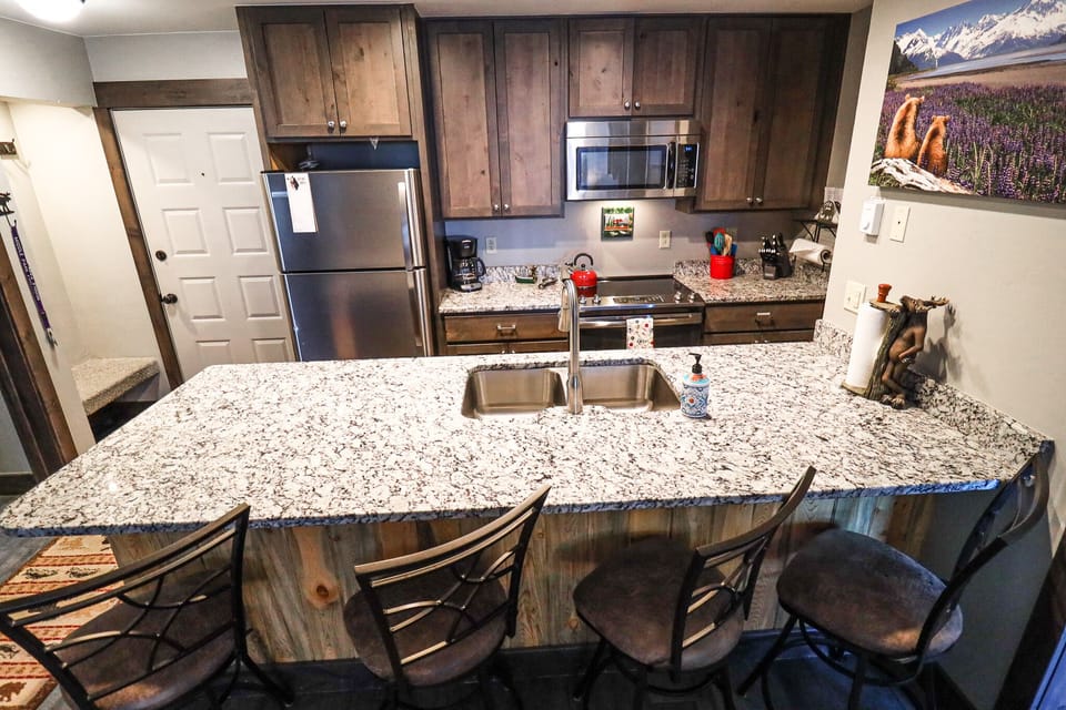 Kitchen and Countertop Dining