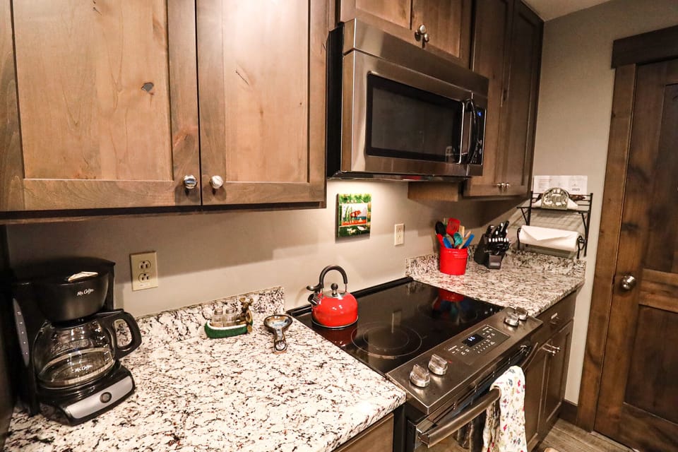 Electric Stovetop and Kitchen Amenities