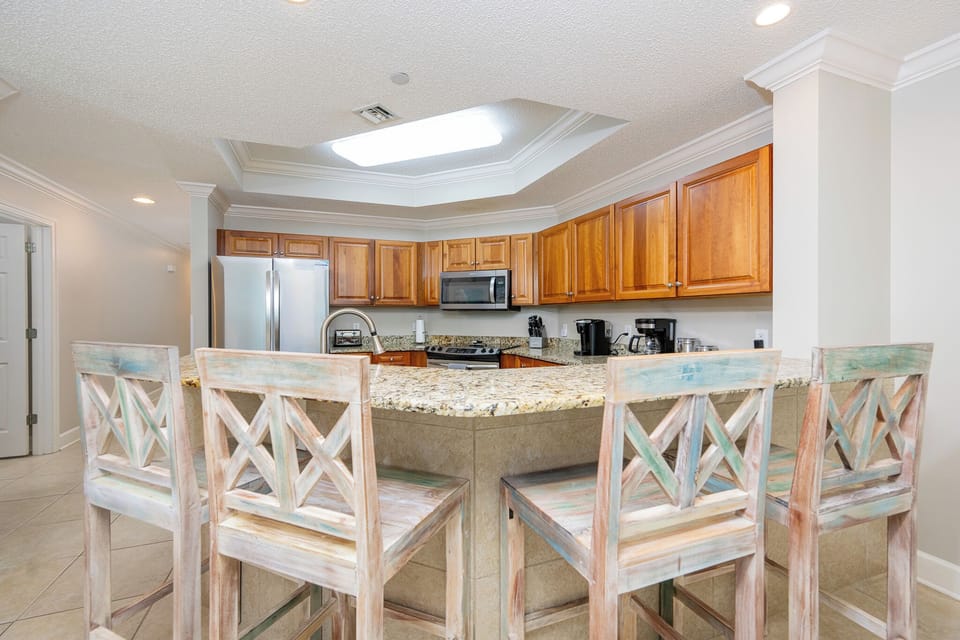 Wake up with morning coffee at the breakfast bar and get ready for a beach day in this stylish space