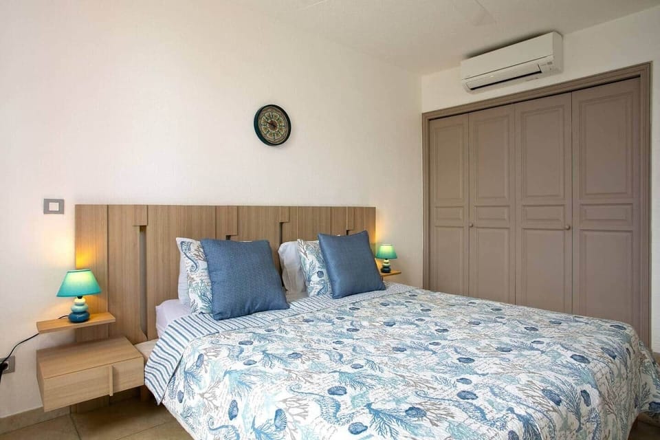 Third bedroom with queen size bed (160cm) Neptune 
