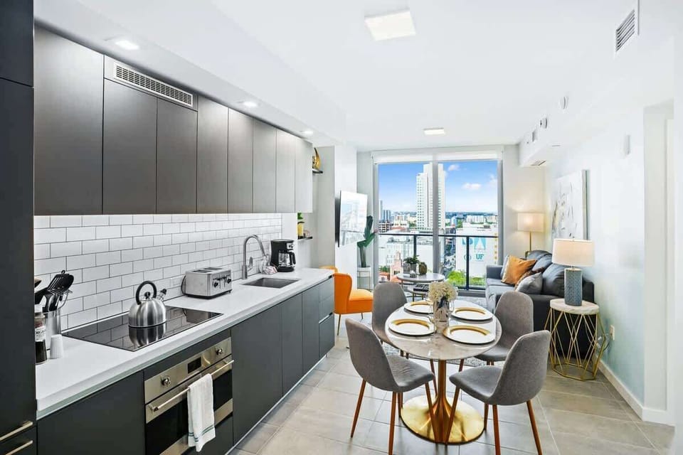 Fully equipped kitchen and dining area - Modern unit and fitted with all the necessary items you need to make it feel like home.