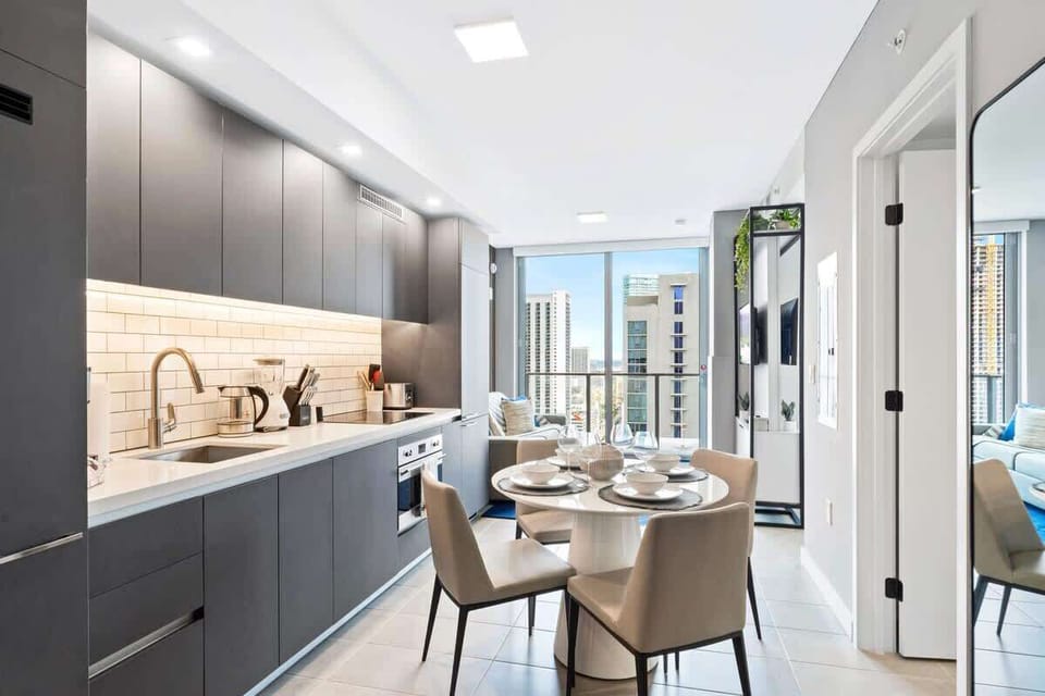 Fully equipped kitchen and dining area - Contemporary fully equipped kitchen with stainless steel appliances, a coffee maker, dishwasher, easy to use amenities and a dining table with seating for four.