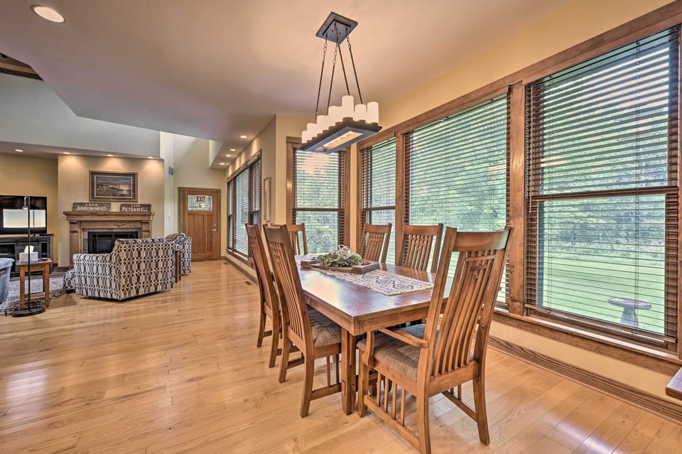 Dining Area | Dishware & Flatware Provided