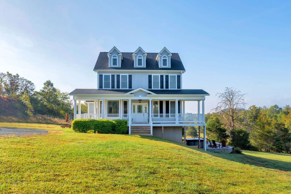 Welcome to Sunnyside, a 5BR/3.5BA modern home situated in the heart of Afton VA with plenty of breweries, wineries, hiking, and fun