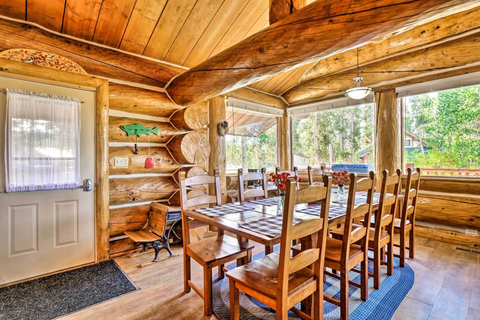 Dining Area | Dishware & Flatware Provided