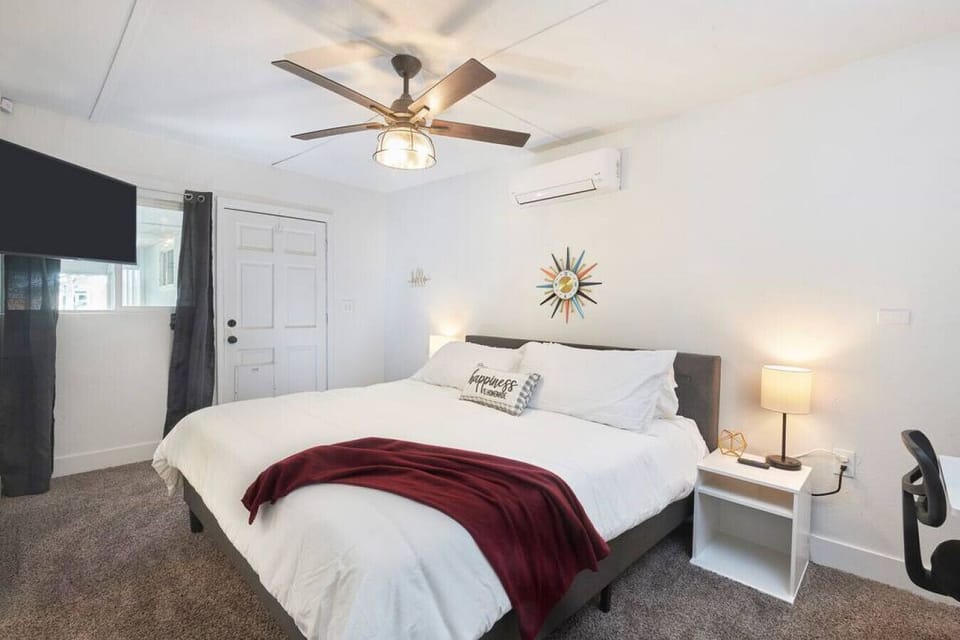 Charming Studio with King Bed, 50" TV, Roku, office table, chair, and Split type AC.