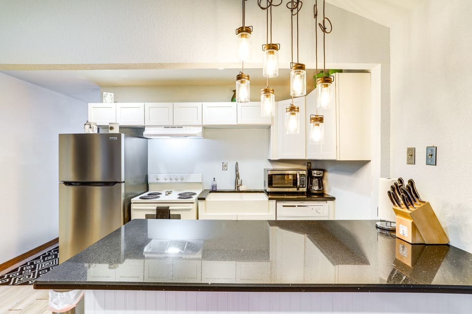 Kitchen | Cooking Basics | Coffee Maker | Paper Towels/Trash Bags Provided