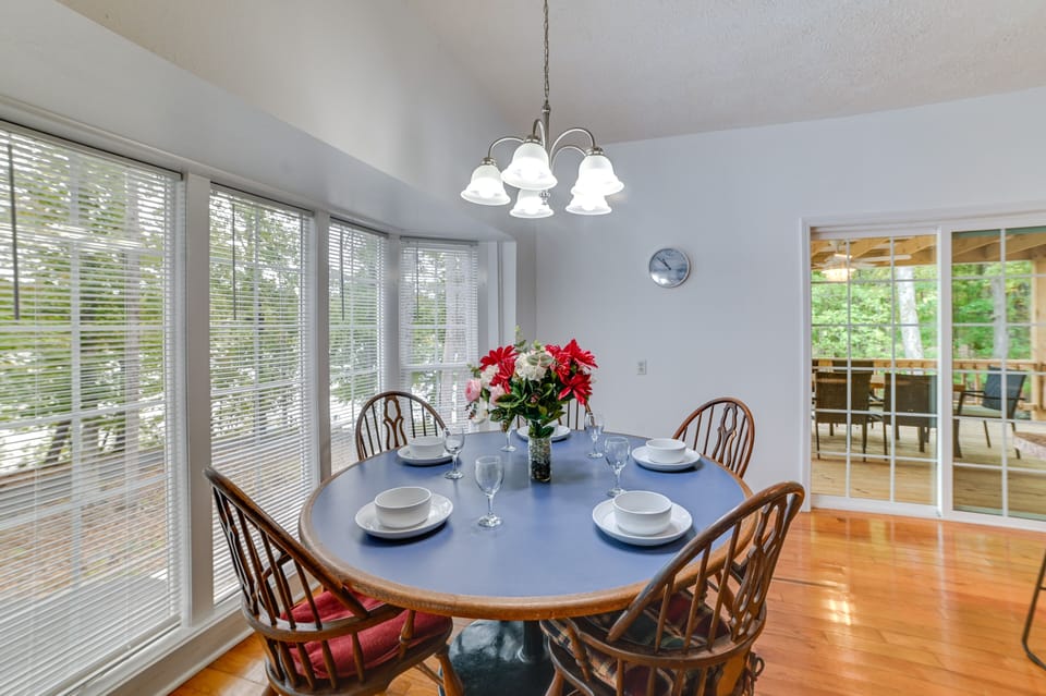 Dining Area | Dining Table | Dishware/Flatware | Bay Window