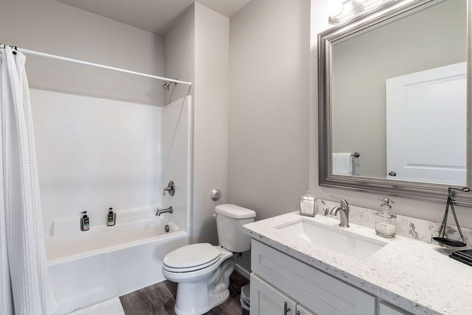 Full bathroom + toiletries