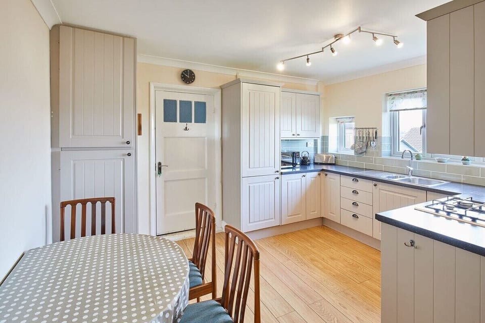 Coach Cottage, Brotton - Host & Stay