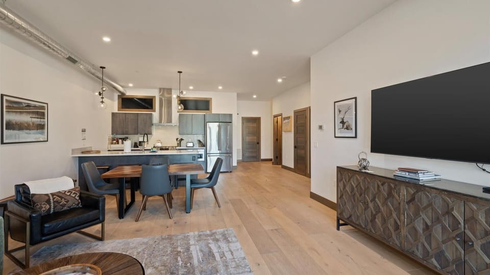 The Bearded Bison Flat (9415)