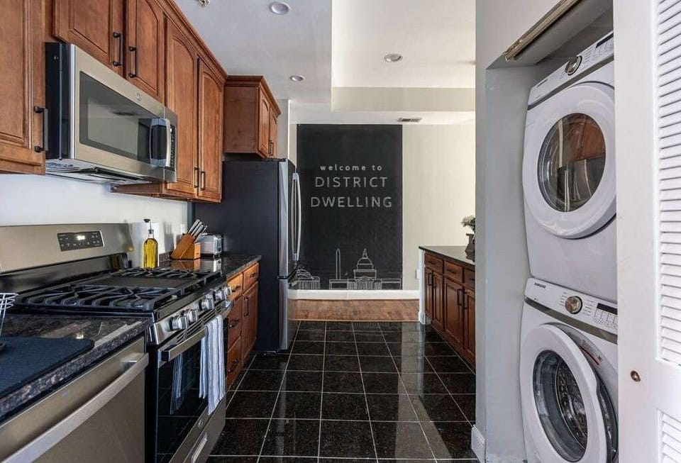 High end appliances, granite countertops and a gas range in this fully stocked kitchen - a chef's dream! 🧑‍🍳