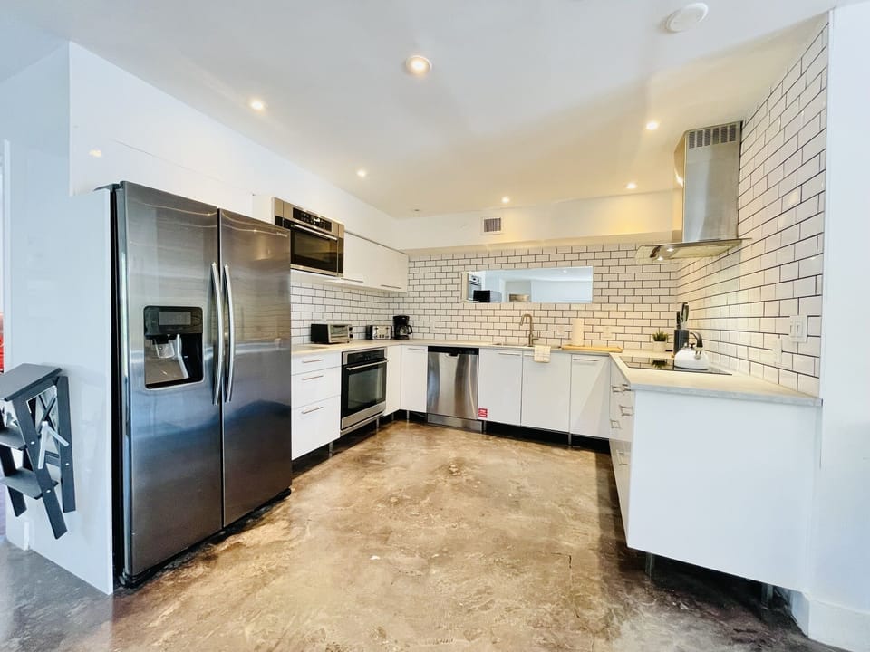Large, open and fully equipped kitchen