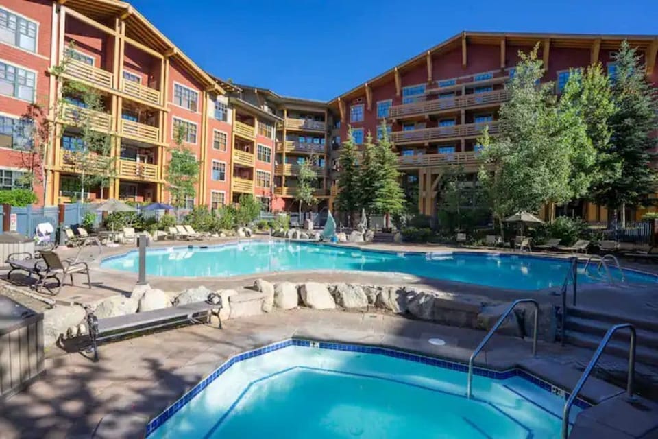 Private heated pool with 2 jacuzzis