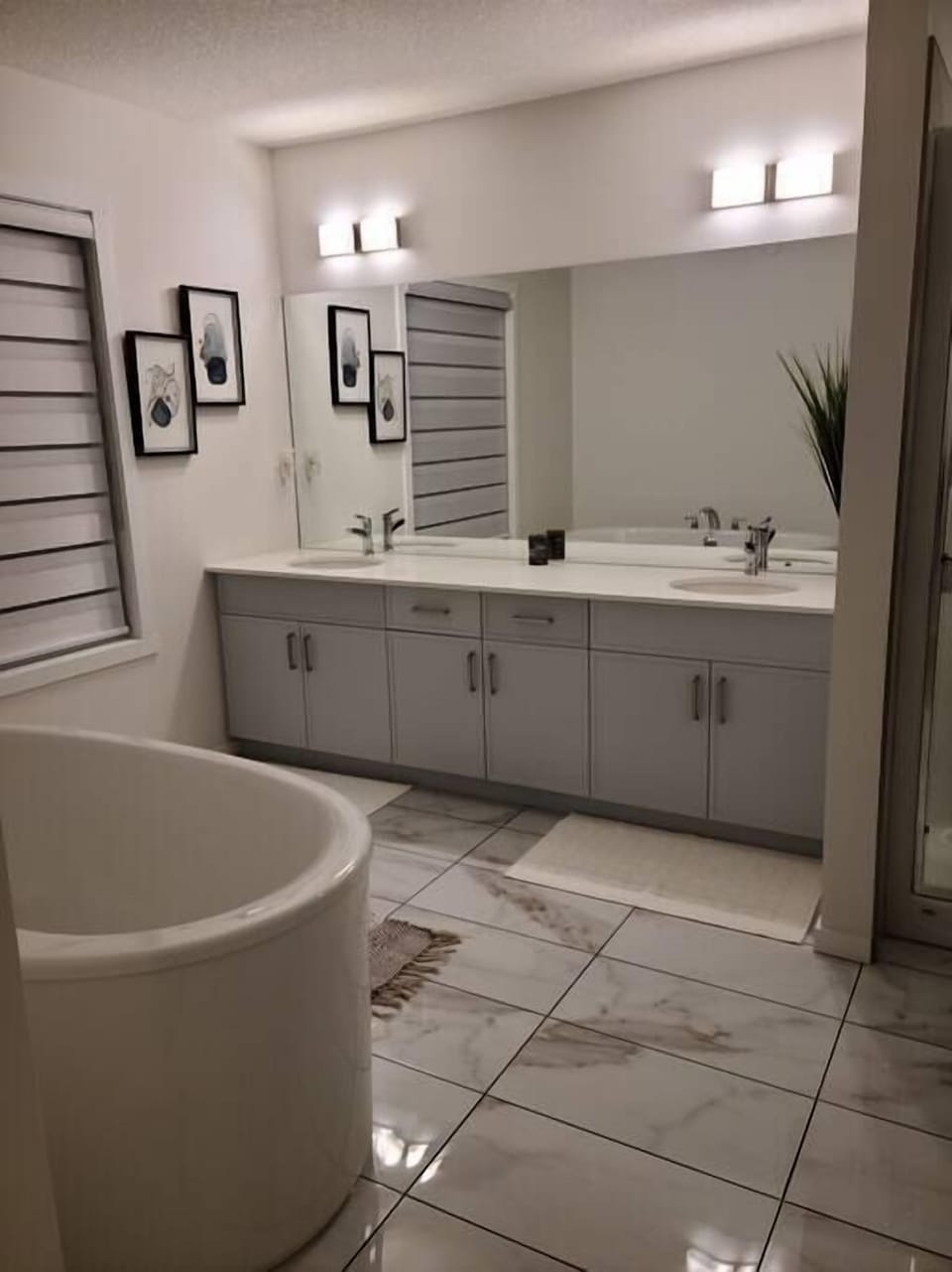 In-suite Full Bathroom with a Bathtub and all essentials