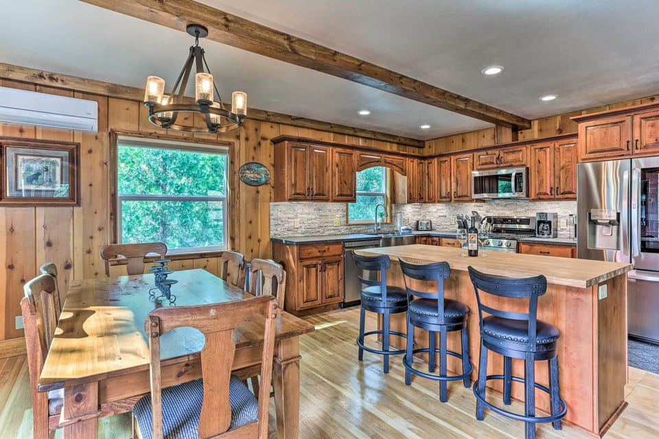 Dining Area | Dishware & Flatware Provided