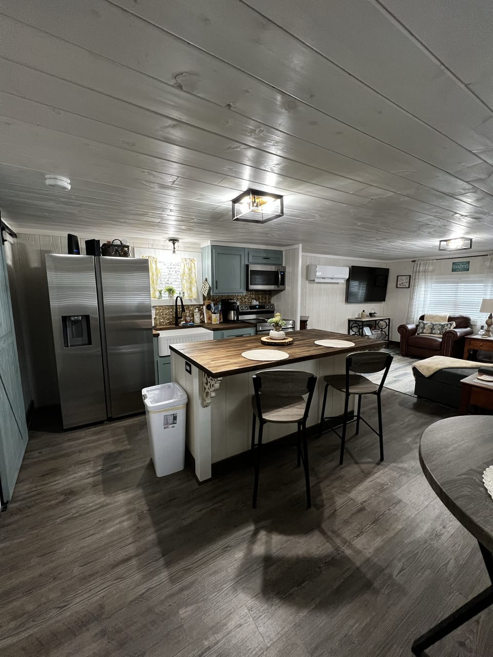 Kitchen area w/island full size appliances