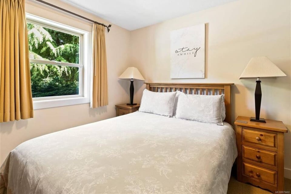 Comfortable 2nd main floor bedroom. Quality linens and tasteful furnishings.