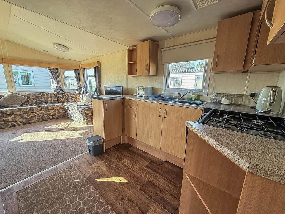 For short stays or last-minute weekend getaways, Parkdean Resorts Southview Holiday Park Skegness offers the perfect retreat with comfortable static caravan holidays and easy access to the stunning Skegness beach.